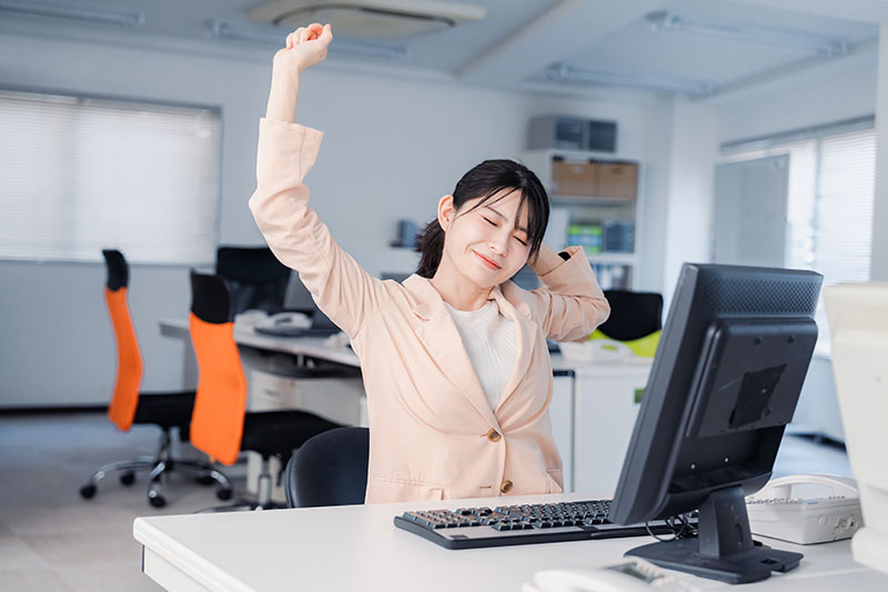 デスクワークで運動不足…「座りすぎ」が招く不調と、疲れない身体を取り戻す「整える」習慣